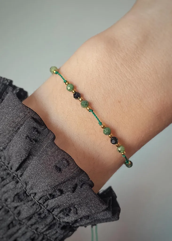 Bracciale con pietre naturali zoisite con spinello rubino e filo di seta