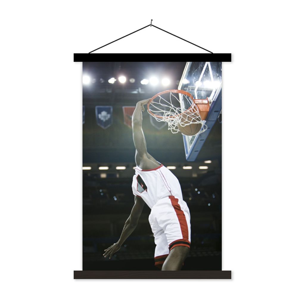 MuchoWow Textilposter Ein Basketballspieler wirft den Ball in den Korb 40x60 cm mit schwarzem Rahmen - Wanddekorationen