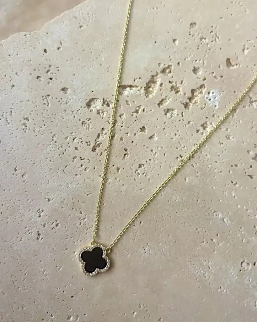 Collier trèfle Clover noir et or, accessoire idéal pour vos soirées