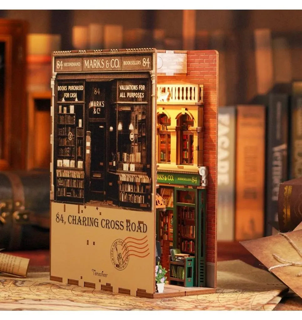 Idée Cadeau Maquette 3D Bois 84 Charing Cross Road pour Coin Lecture