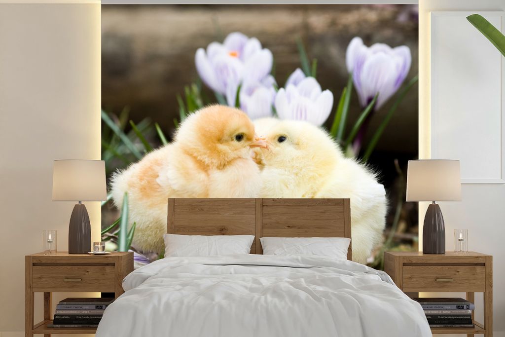 MuchoWow Fototapete für Wohnzimmer oder Schlafzimmer Wandtapete Vinyl Motivtapete Zwei gelbe Küken, die sich für ein paar Blumen küssen - 300...