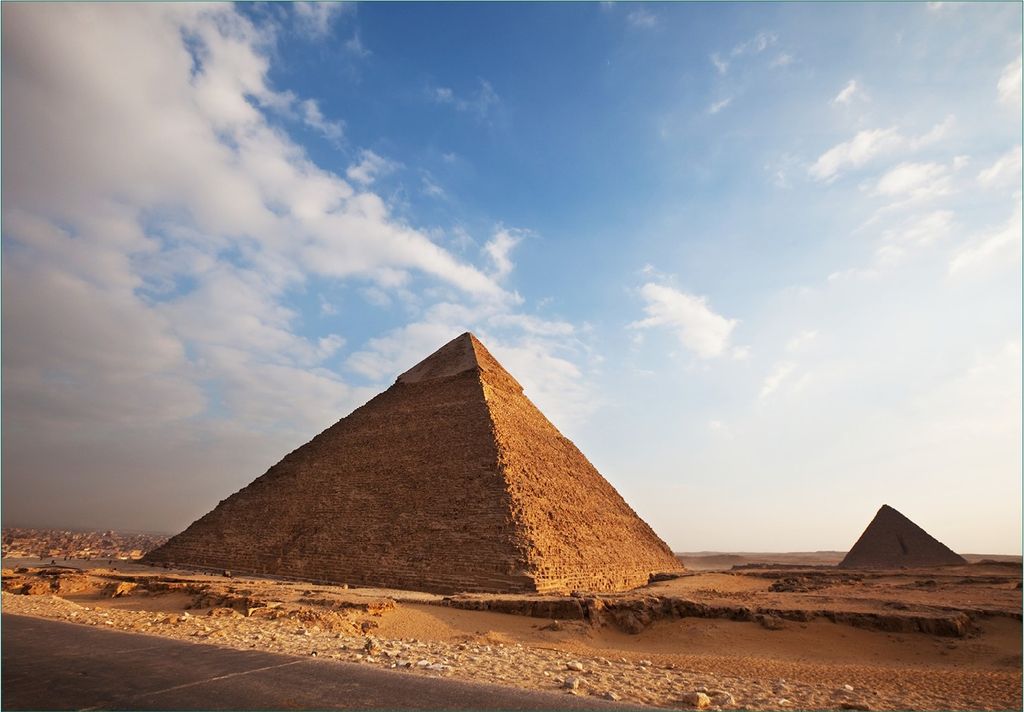 Wallario Fototapete Vliestapete, seidenmatte Oberfläche, einfache Verarbeitung, Größe 300 x 210 cm, Motiv Alte Pyramide in Ägypten