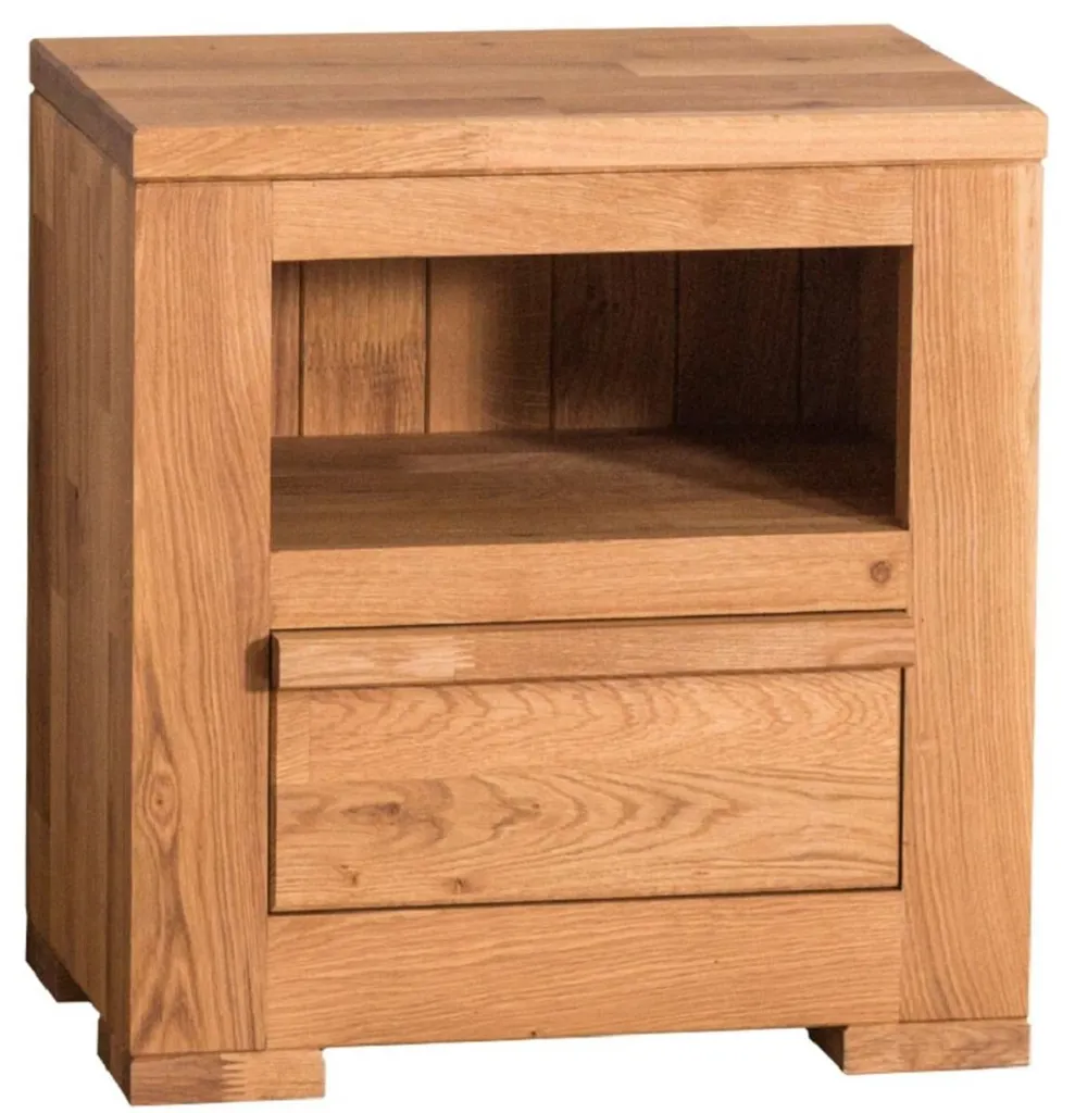 Aménager une chambre rustique avec cette table de chevet en bois clair