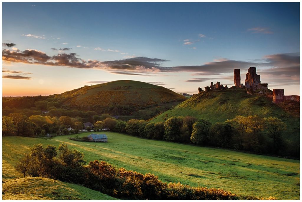Wallario Premium Glasbild, freischwebende Optik, kräftige Farben, Größe 90 x 60 cm Motiv Schlosspanorama in England bei Sonnenaufgang