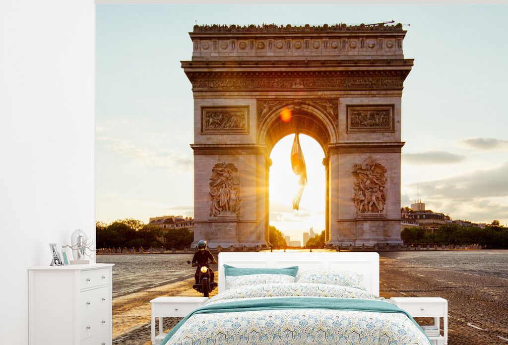 MuchoWow Fototapete für Wohnzimmer oder Schlafzimmer Wandtapete Vinyl Motivtapete Die helle Sonne, die durch den Triumphbogen auf einen kleinen ...