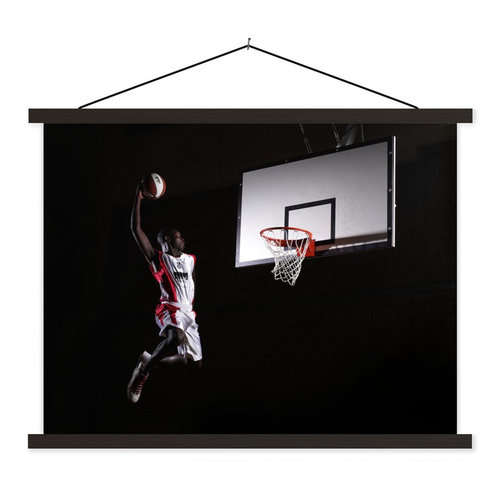 MuchoWow Textilposter Ein Basketballspieler wirft den Basketball in den Korb 40x30 cm mit schwarzem Rahmen - Dekorationen