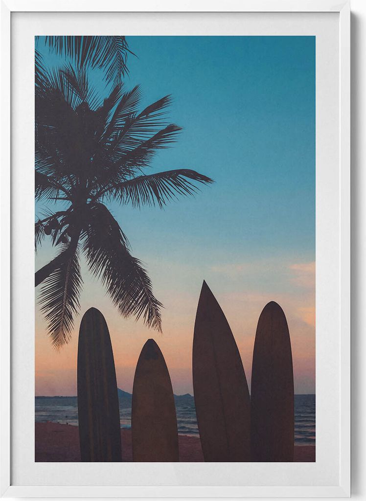 Surfen an einem tropischen Strand– Wandbild mit Rahmen – Gerahmtes Bild – Wanddekoration – 70x100 cm – Weiß Rahmen