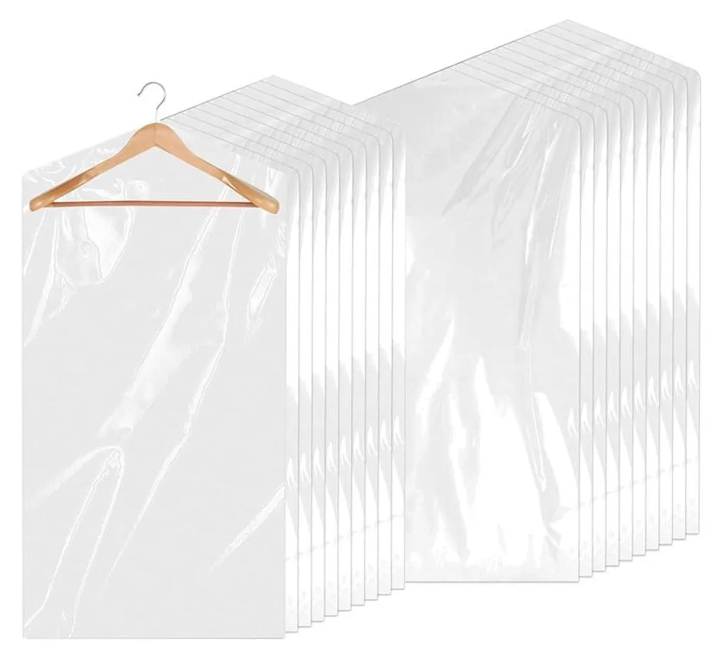 Fini la poussière sur vos costumes avec ce lot de 30 housses transparentes