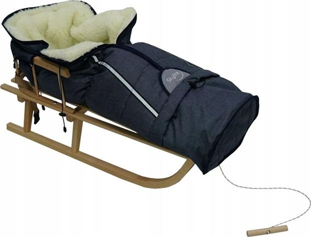 Polnischer Holzschlitten mit Rückenlehne und Schlafsack