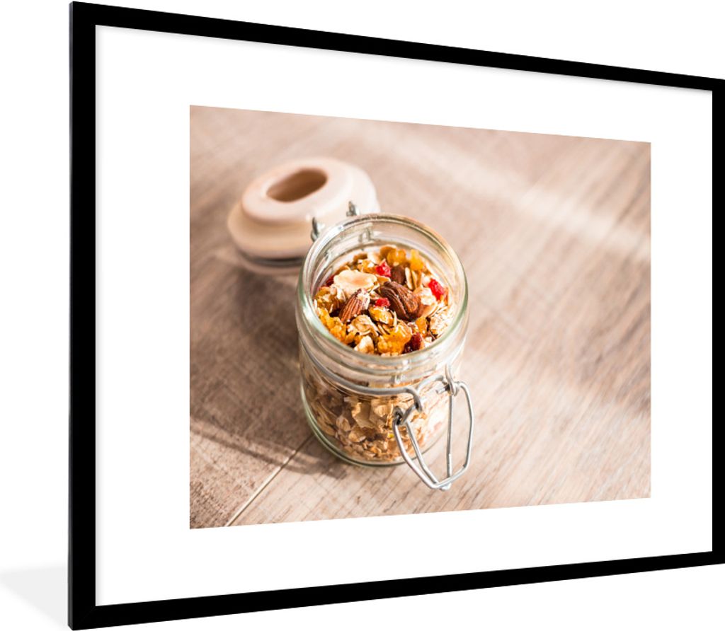 MuchoWow MuchoWow Gerahmtes Poster Müsli mit getrockneten Nüssen in einem Weckglas 80x60 cm - Poster mit zchwarzem Bilderrahmen - Schlafzimme...