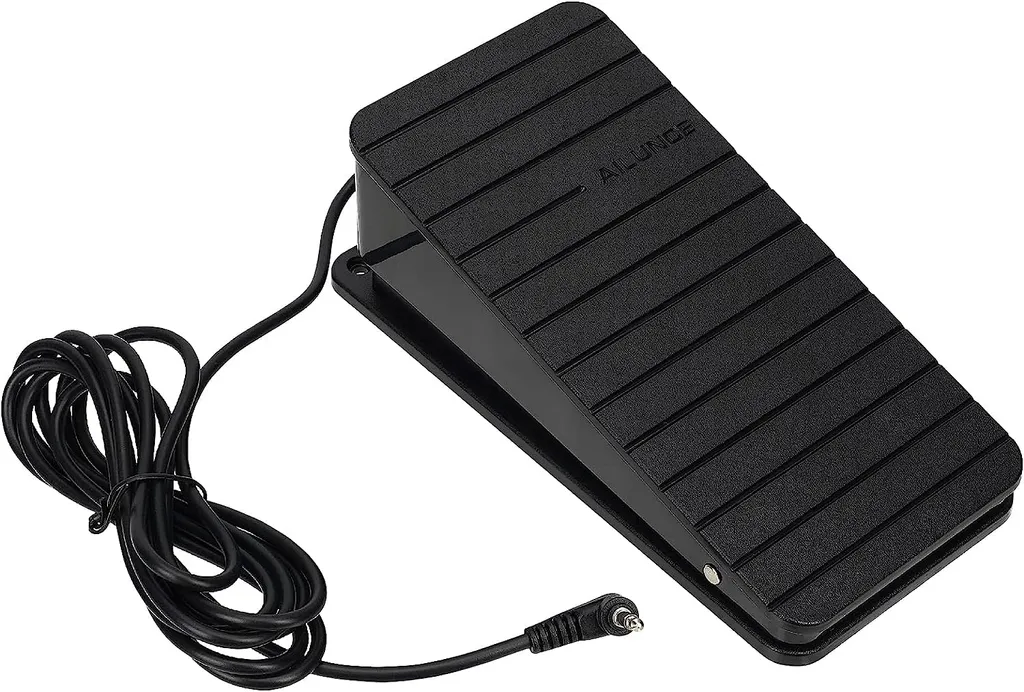 Ailunce FS01 Interruttore a pedale per PTT, interruttore a pedale durevole con spinotti da 3,5/6,3 mm, interruttore a pedale PTT a canale singolo antiscivolo con cavo da 1,5 m compatibile con il ricetrasmettitore Yeasu IC7300, Ailunce SM01 (nero, 1 confezione)