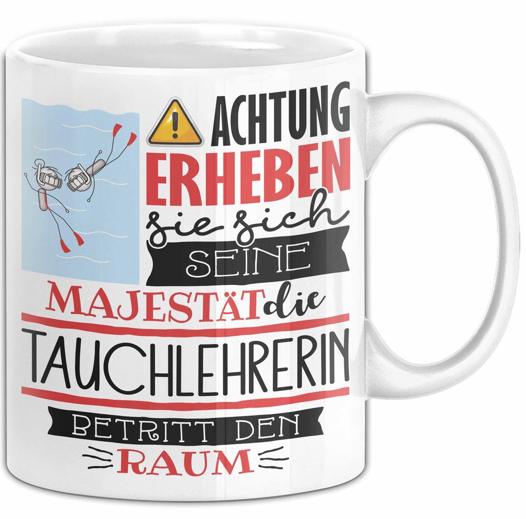 Tauchlehrerin Tasse Geschenk Lustiger Spruch Bitte Erheben Sie Sich Seine Majestät Die Tauchlehrerin Betritt Den Raum (Weiß)