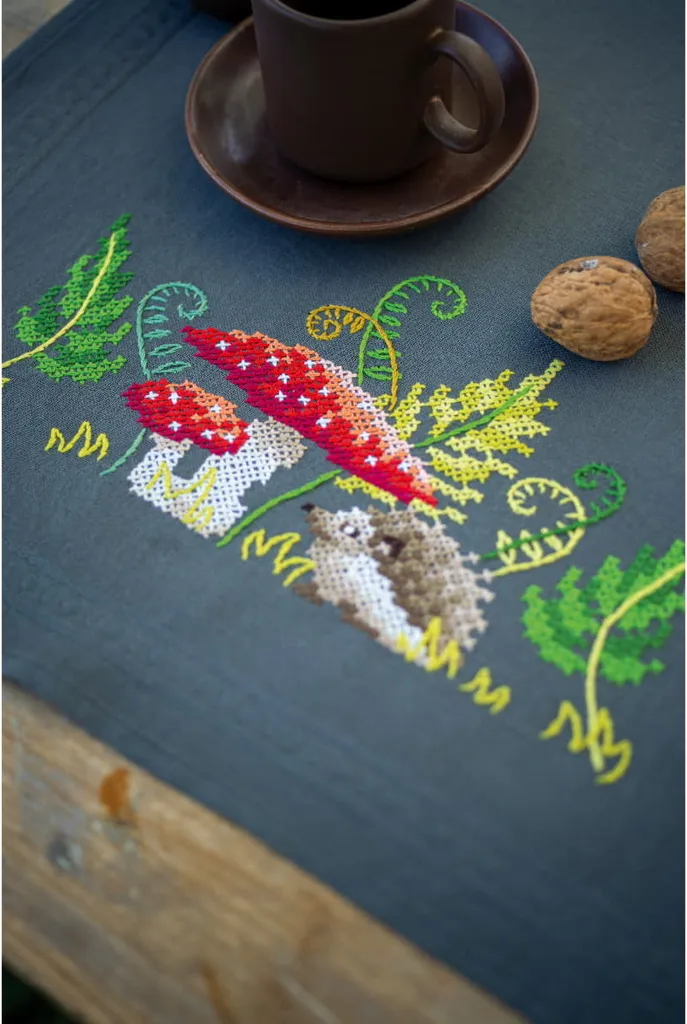 Chemin de table à broder soi-même motif Hérisson et fougères 40x100 cm