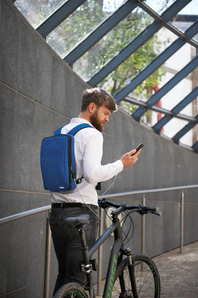 Sac à dos connecté TROIKA SAFTSACK RUC71/DB avec câble USB bleu