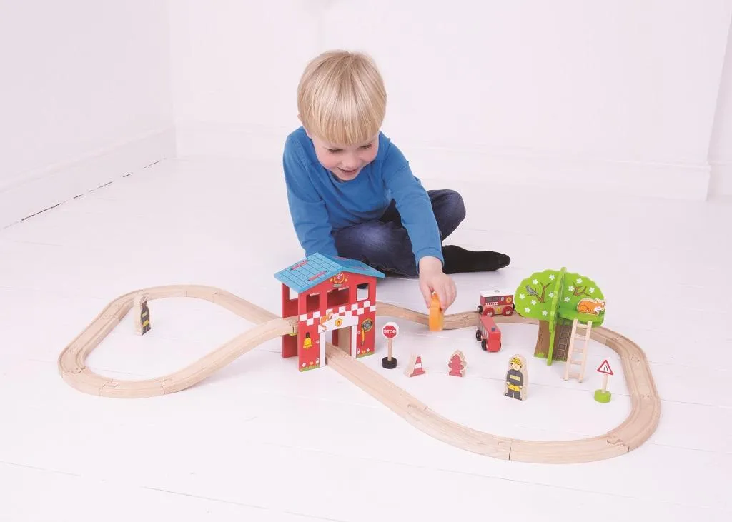 Chemin de fer en bois caserne de pompiers avec train et accessoires
