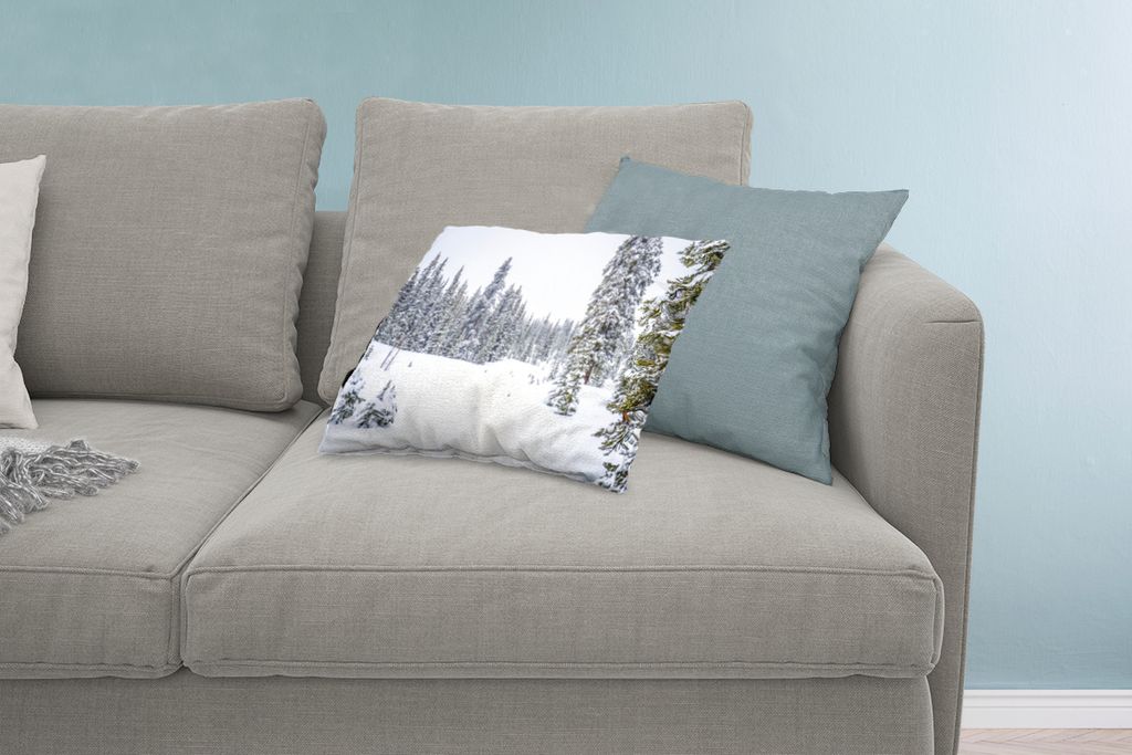 MuchoWow Zierkissen Sofakissen Wohnzimmer Dekokissen 60x40 cm Die Bäume, die in einem verschneiten Waldgebiet wachsen - Kopfkissen - Polster mit...