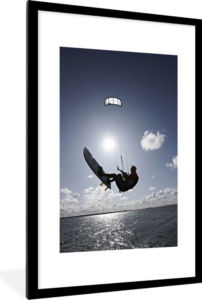 MuchoWow Gerahmtes Poster Kitesurfender Mann auf ruhigem Wasser 60x90 cm - Poster mit Schwarzem Bilderrahmen Wandposter Rahmen Foto Bilder - Deko...