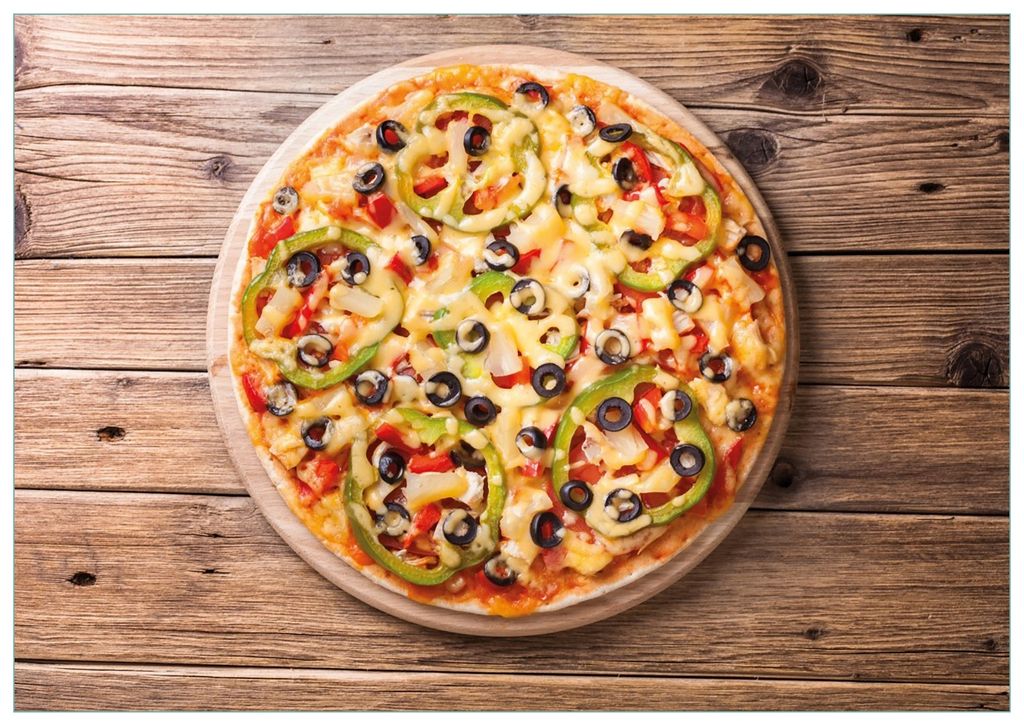 Wallario Premium Glasbild, freischwebende Optik, kräftige Farben, Größe 100 x 70 cm Motiv Italienische Pizza mit Peperoni, Oliven. Paprika und K...