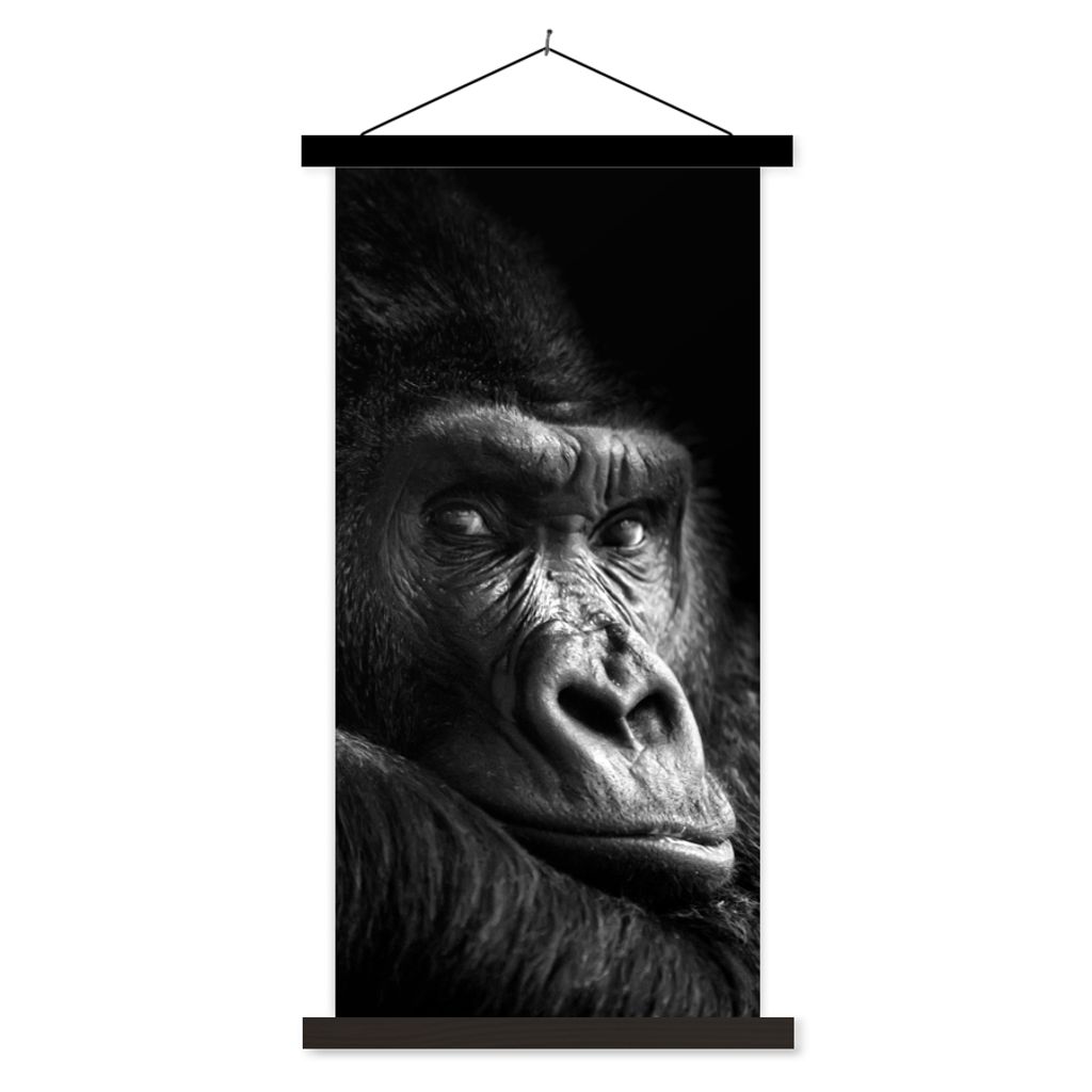 MuchoWow Textilposter Gorilla - Affe - Schwarz - Weiß - Porträt 40x80 cm mit schwarzem Rahmen - Wandemalerei