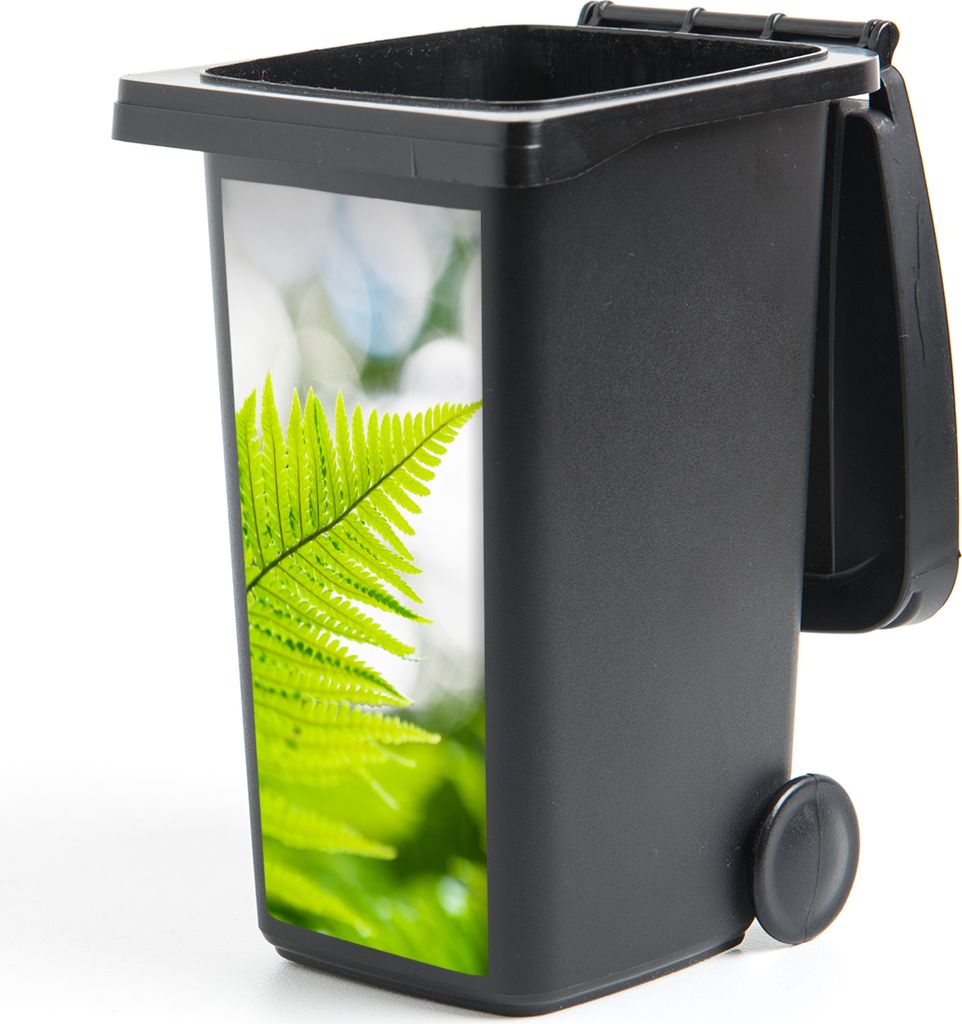 MuchoWow Mülltonnenaufkleber Blatt eines Farns vor einem verblassten Hintergrund 38x80 cm - Behälteraufkleber - Mülleimer-Aufkleber - Containe...