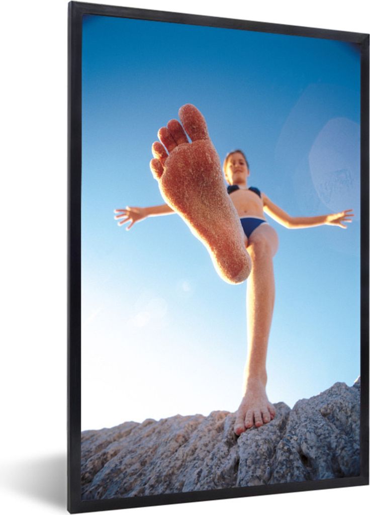 MuchoWow Gerahmtes Poster Der Fuß eines Kindes 20x30 cm - Poster mit Schwarzem Bilderrahmen Wandposter Rahmen Foto Bilder - Drucken - Bilder Pos...