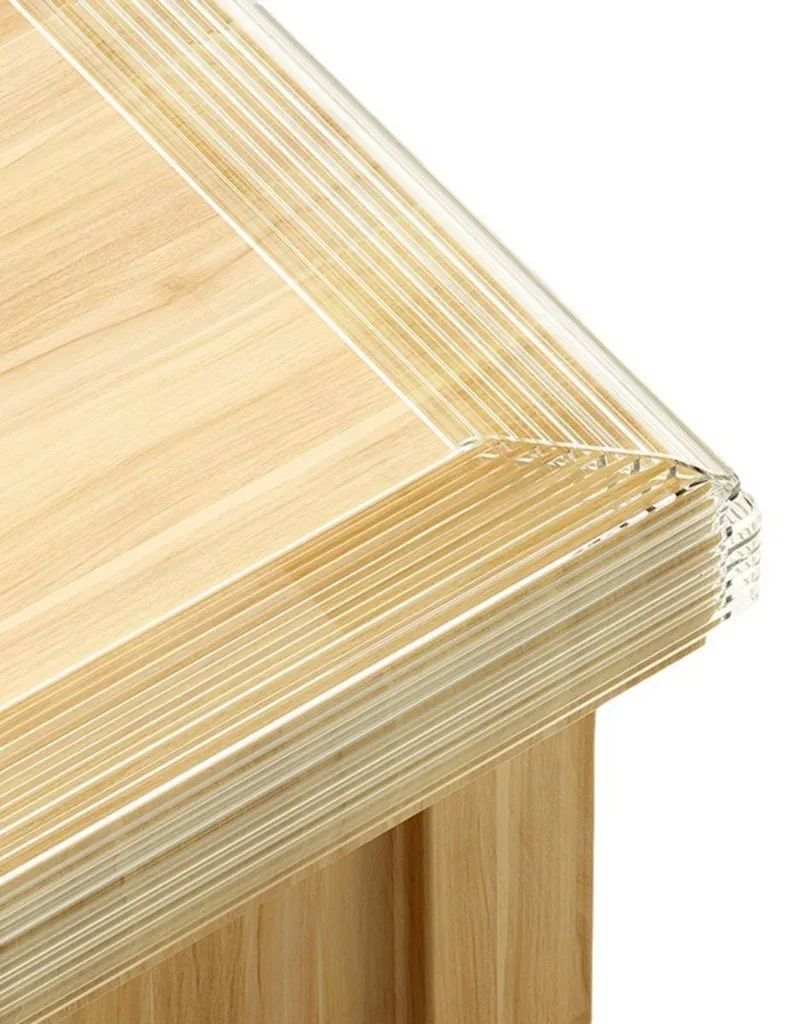 Sécuriser les meubles avec le protège-angle transparent 5m auto-adhésif