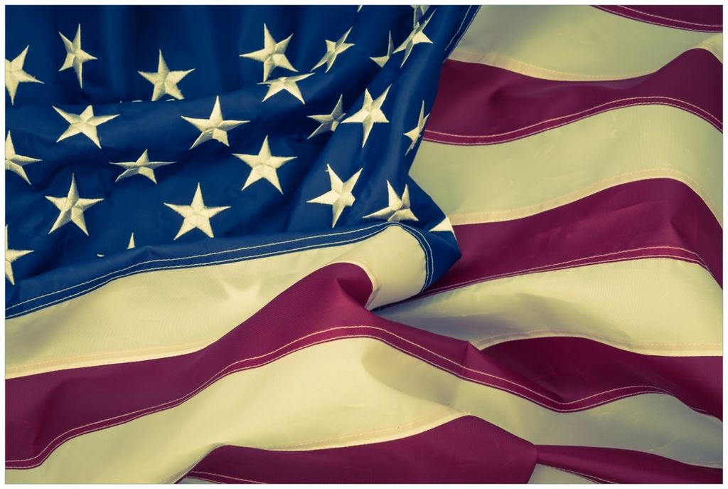 Wallario Premium Glasbild, freischwebende Optik, kräftige Farben, Größe 90 x 60 cm Motiv Amerikanische Flagge im Wind