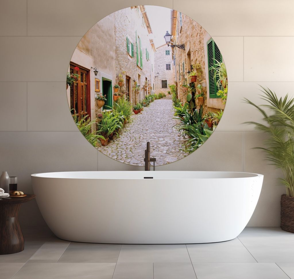 Wallario wasserfestes Poster selbstklebend 120 x 120 cm, Südländische Gasse mit alten Häusern und grüner Oase, Badezimmerposter Spritzschutz mi...