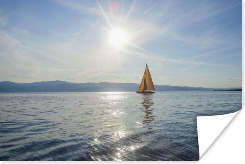 MuchoWow Poster Sonnenstrahlen über dem gelben Segelboot auf einem See 180x120 cm - Fotoplakat