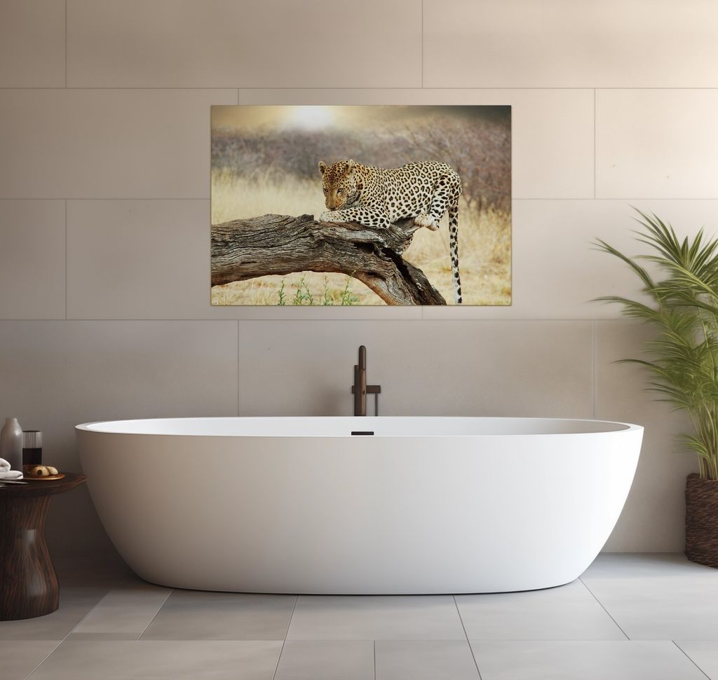 Wallario wasserfestes Poster selbstklebend 91,50 x 61 cm, Leopard auf Baumstamm in Afrika, Badezimmerposter Spritzschutz mit Hochglanzoberfläche i...