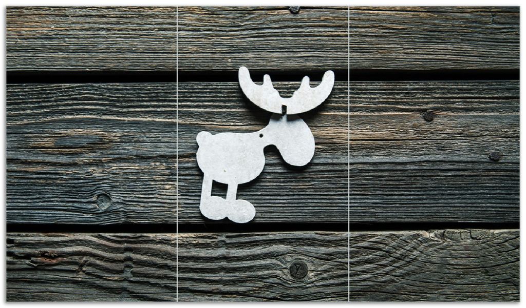 Wallario Herdabdeckplatte aus Glas, Größe 90 x 52 cm 3-teilig, Motiv Elch Symbol in weiß, vor dunklem Holz