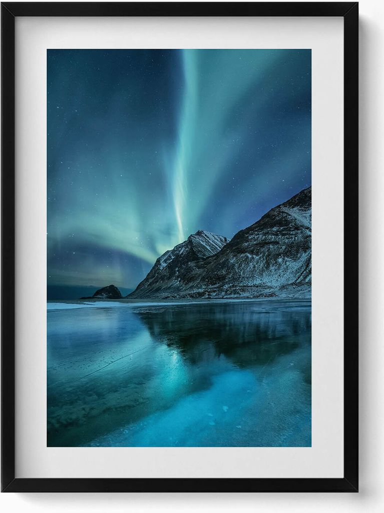 Aurora borealis über Bergen und Wasser– Wandbild mit Rahmen – Gerahmtes Bild – Wanddekoration – 50x70 cm – Schwarz Rahmen