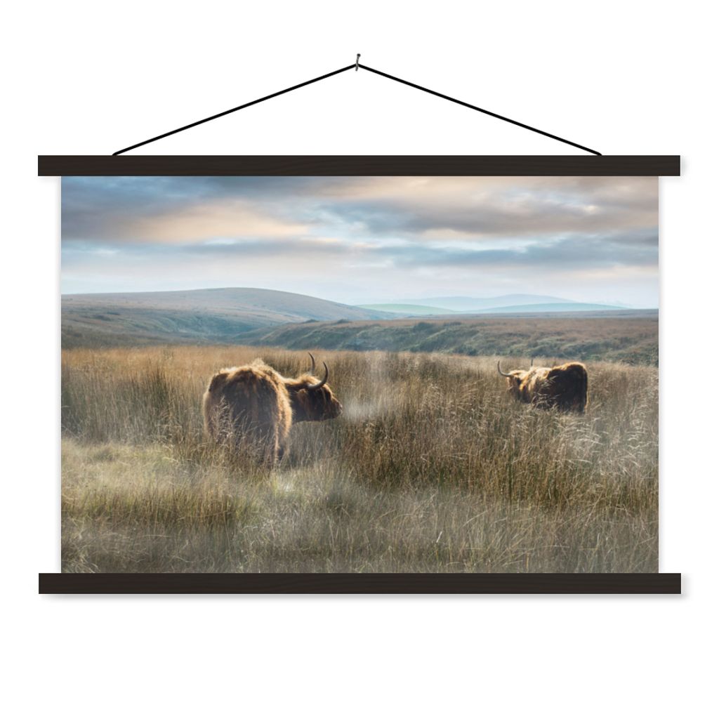 MuchoWow Textilposter Schottische Highlander - Nebel - Gras 120x80 cm mit schwarzem Rahmen - Wanddeko