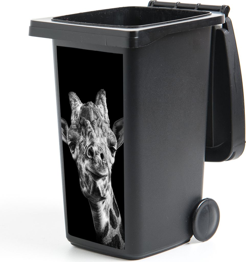 MuchoWow Mülltonnenaufkleber Giraffe vor schwarzem Hintergrund in schwarz und weiß 38x80 cm - Behälteraufkleber - Mülleimer-Aufkleber - Conta...