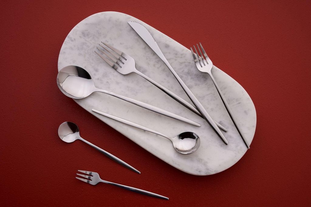 Hermia Concept, Hochwertiges Besteckset (42 Teile), 100% Edelstahl, Spülmaschinen- und Mikrowellengeeignet | 6 Esslöffel, 6 Gabeln, 6 Messer, 6 D...
