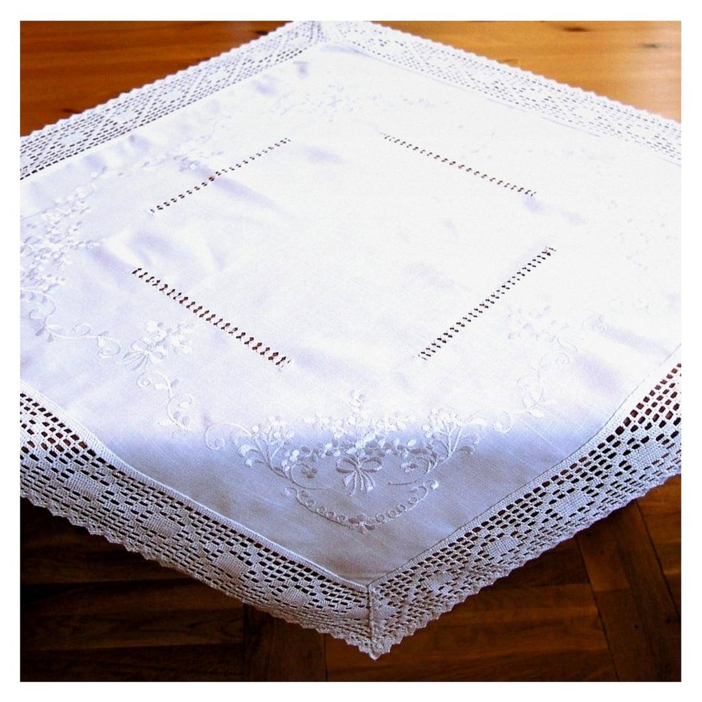 Tischdecke aus schöner Landhaus-Serie mit Stickerei und Häkelspitze in Weiß