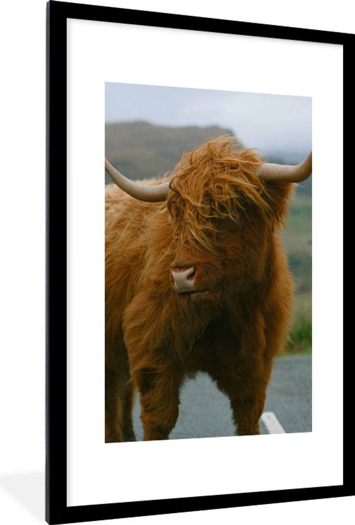 MuchoWow Gerahmtes Poster Schottischer Highlander - Berg - Straße 60x90 cm - Poster mit Schwarzem Bilderrahmen Wandposter Rahmen Foto Bilder - D...