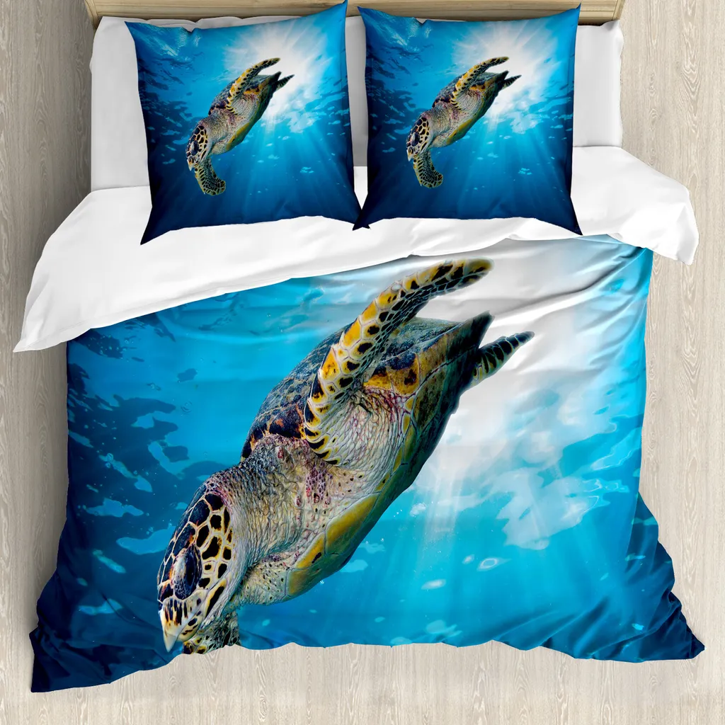 ABAKUHAUS Copripiumino Tartaruga, Sea Turtle Tauchen, antiacaro, adatto a chi soffre di allergie, con federe, 155 cm x 220 cm - 80 x 80 cm, giallo marrone blu