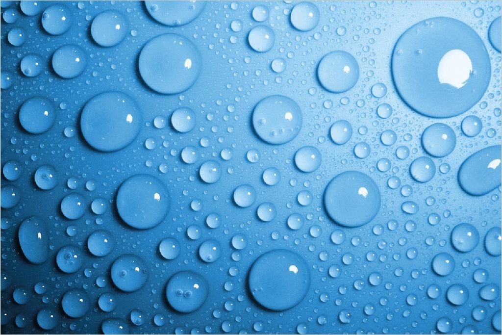 Wallario Poster - Wassertropfen auf Blau, Kunstdruck Größe: 61 x 91,50 cm