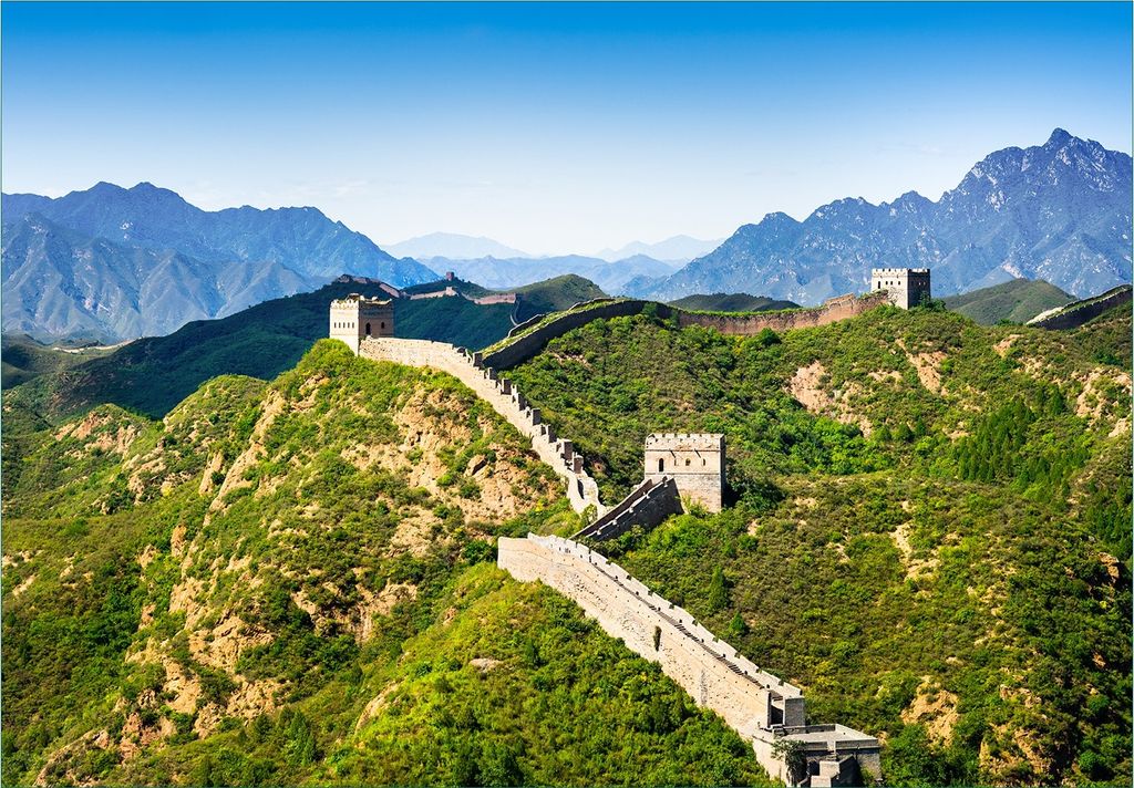 Wallario Fototapete Vliestapete, seidenmatte Oberfläche, einfache Verarbeitung, Größe 200 x 140 cm, Motiv Die Chinesische Mauer - Wahrzeichen in...