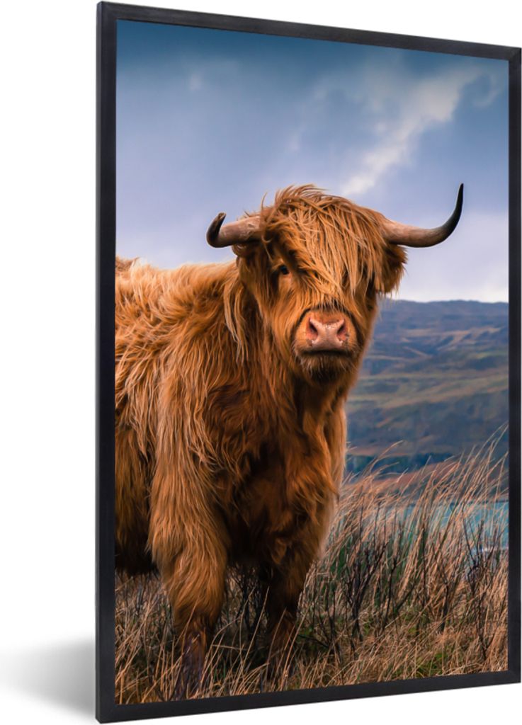 MuchoWow Gerahmtes Poster Schottischer Highlander - Berg - Wasser - Natur - Kuh 40x60 cm - Poster mit Schwarzem Bilderrahmen Wandposter Rahmen Fo...