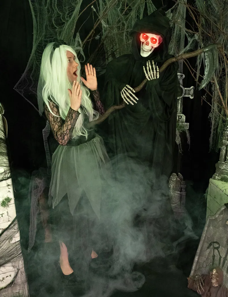 Réussir sa Déco Halloween avec une Faucheuse 183 cm Réaliste et Géante