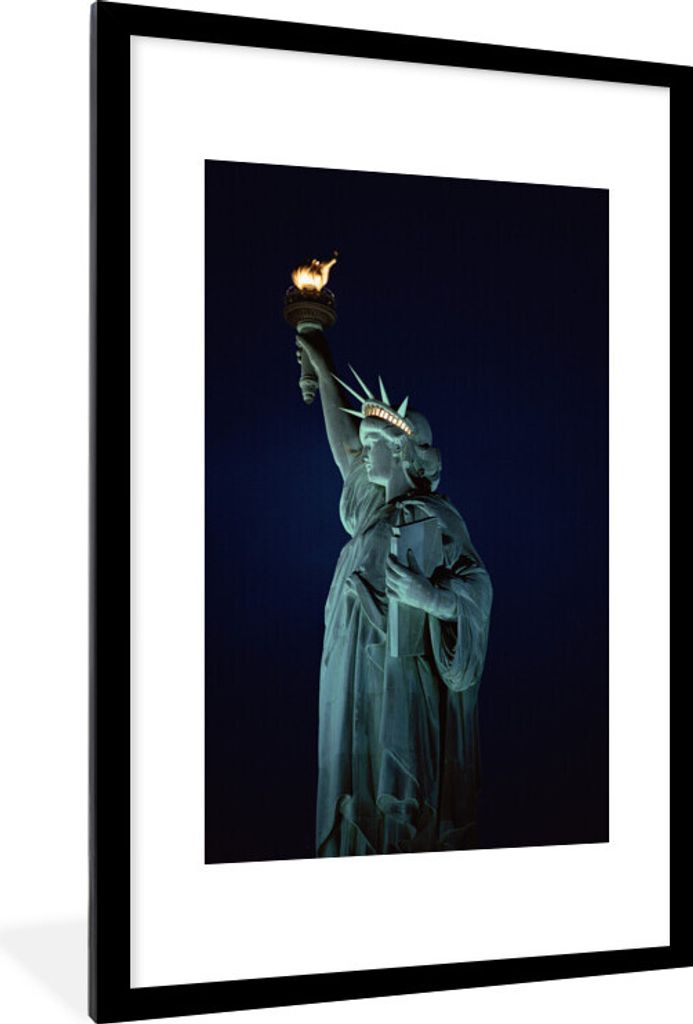 MuchoWow Gerahmtes Poster Beleuchtete Freiheitsstatue bei Nacht in New York Amerika 60x90 cm - Poster mit Schwarzem Bilderrahmen Wandposter Rahme...