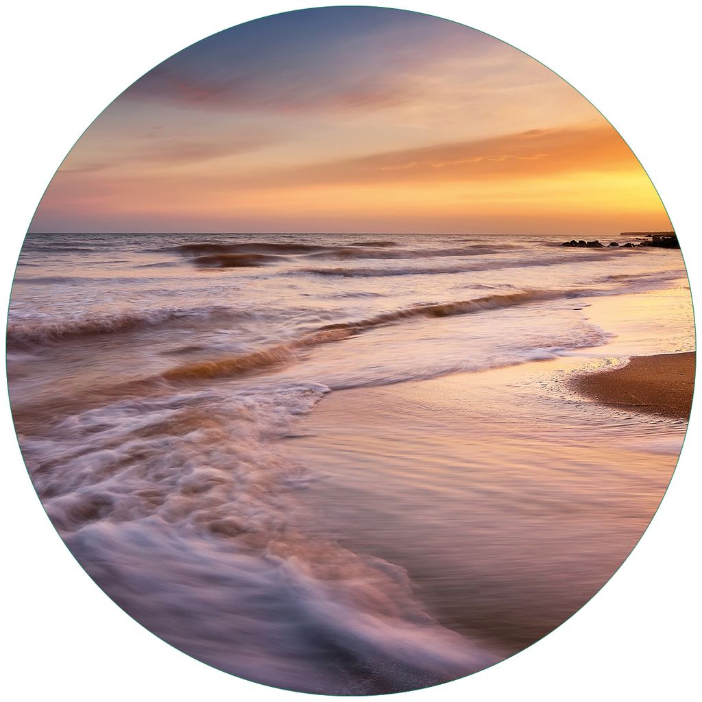 Wallario Premium Glasbild, freischwebende Optik, kräftige Farben, rund 50cm Durchmesser, Motiv Sonnenuntergang am Strand - Abendspaziergang