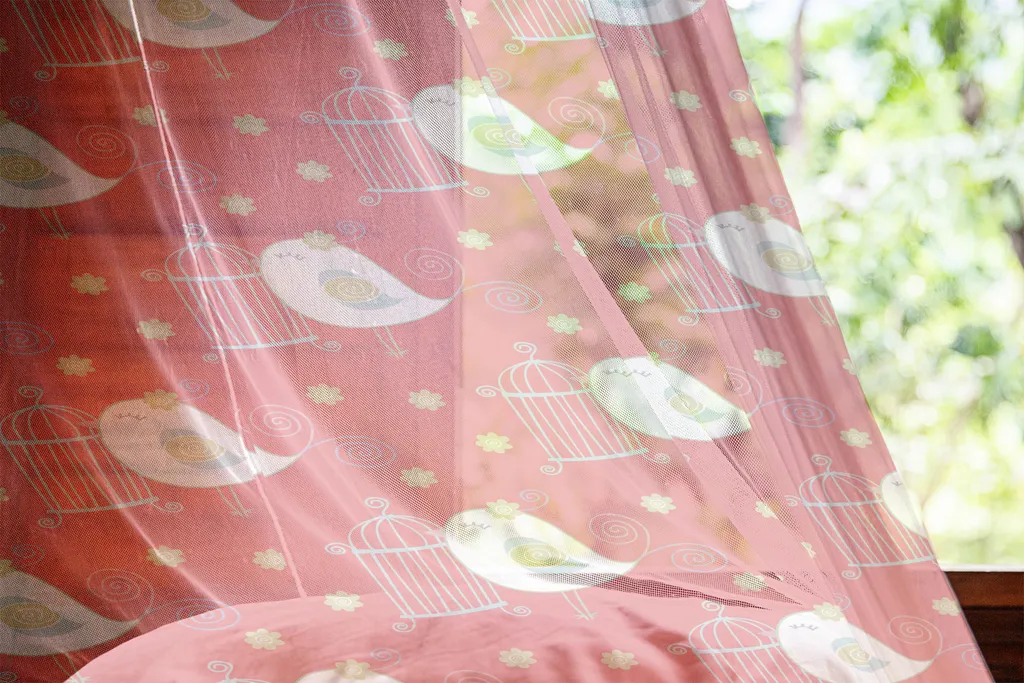 Tapisserie en satin soyeux corail et ivoire aux motifs fantastiques - 4