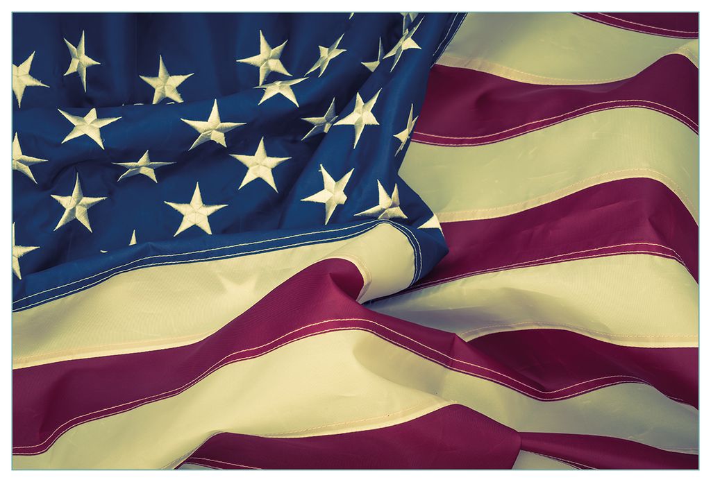 Wallario Küchenrückwand aus Glas, Größe: 90 x 60 cm, Motiv: Amerikanische Flagge im Wind | Spritzschutz | abwischbar | pflegeleicht | in