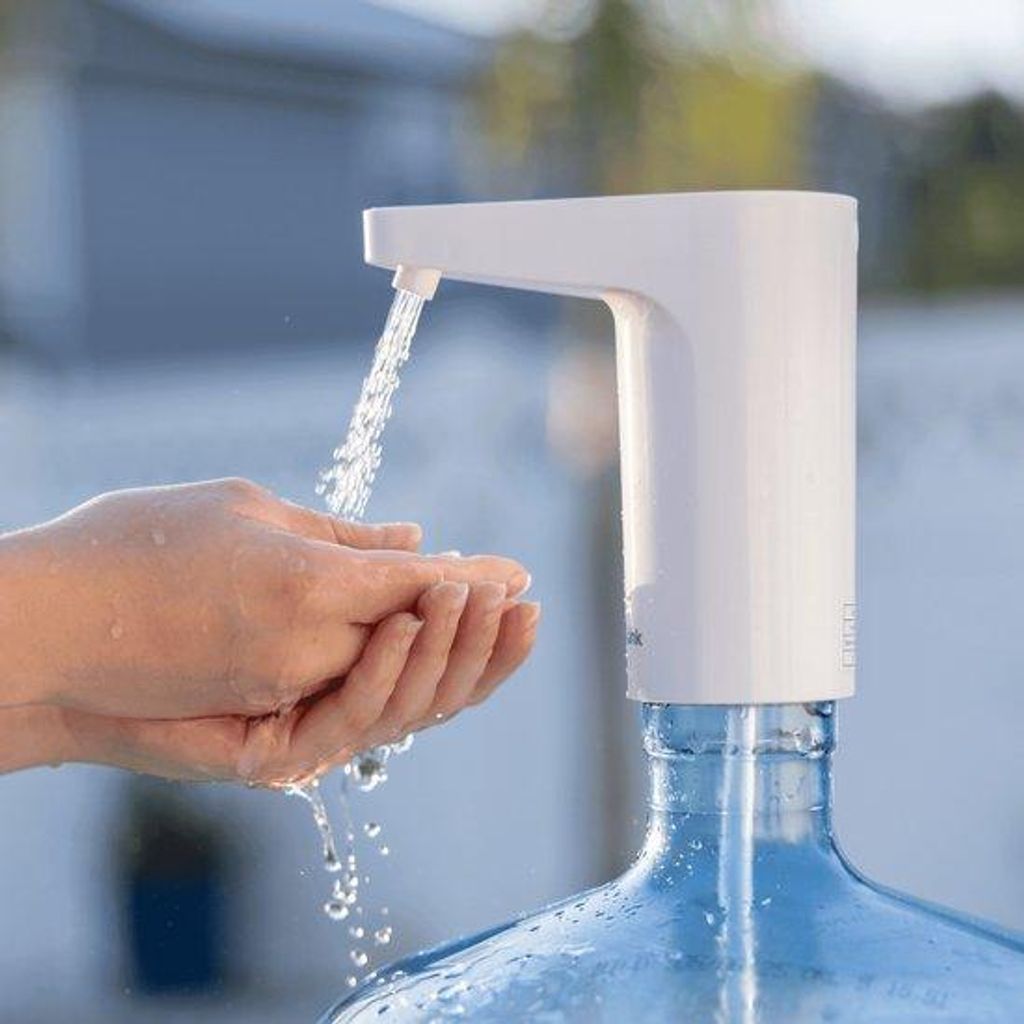 Elektrische wastafelkraan mit USB-Wasserdispenser, ideal für Camping und Outdoor-Aktivitäten.