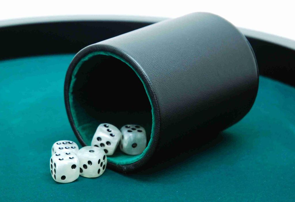 Hot Games Würfelbecher Pro schwarz Kunstleder 10x8cm.