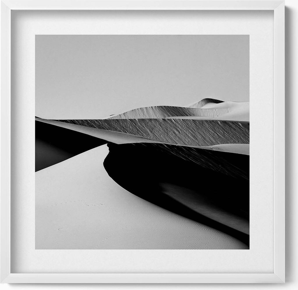 Schwarz-weiße minimalistische Wüstenlandschaft– Wandbild mit Rahmen – Gerahmtes Bild – Wanddekoration – 50x50 cm – Weiß Rahmen