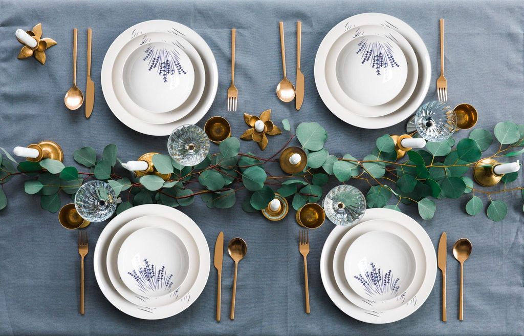 Hermia Concept, Hochwertiges 24-teiliges Dinner Set aus 100% Porzellan, Weiß und Blau | 6 Servierplatten (25x25x2 cm), 6 Teller (20x20x4 cm), 6 Sc...